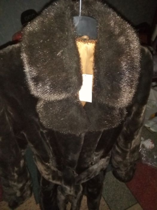 Куртка болоньевая 2500,жилетка 30000шуба 3800 Новые