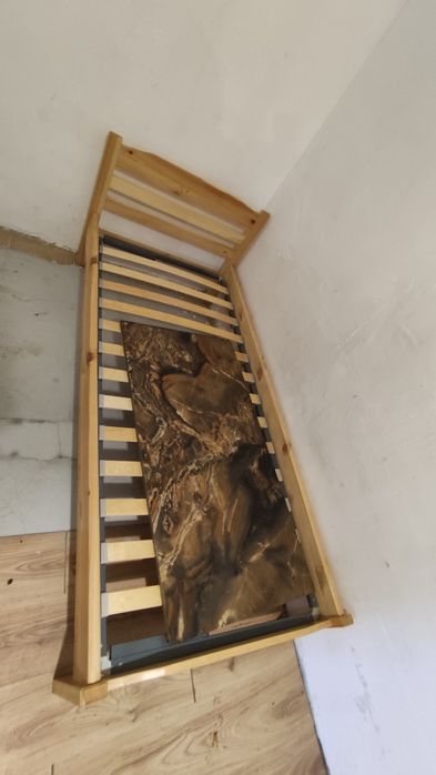 Единично легло с подматрачна рамка