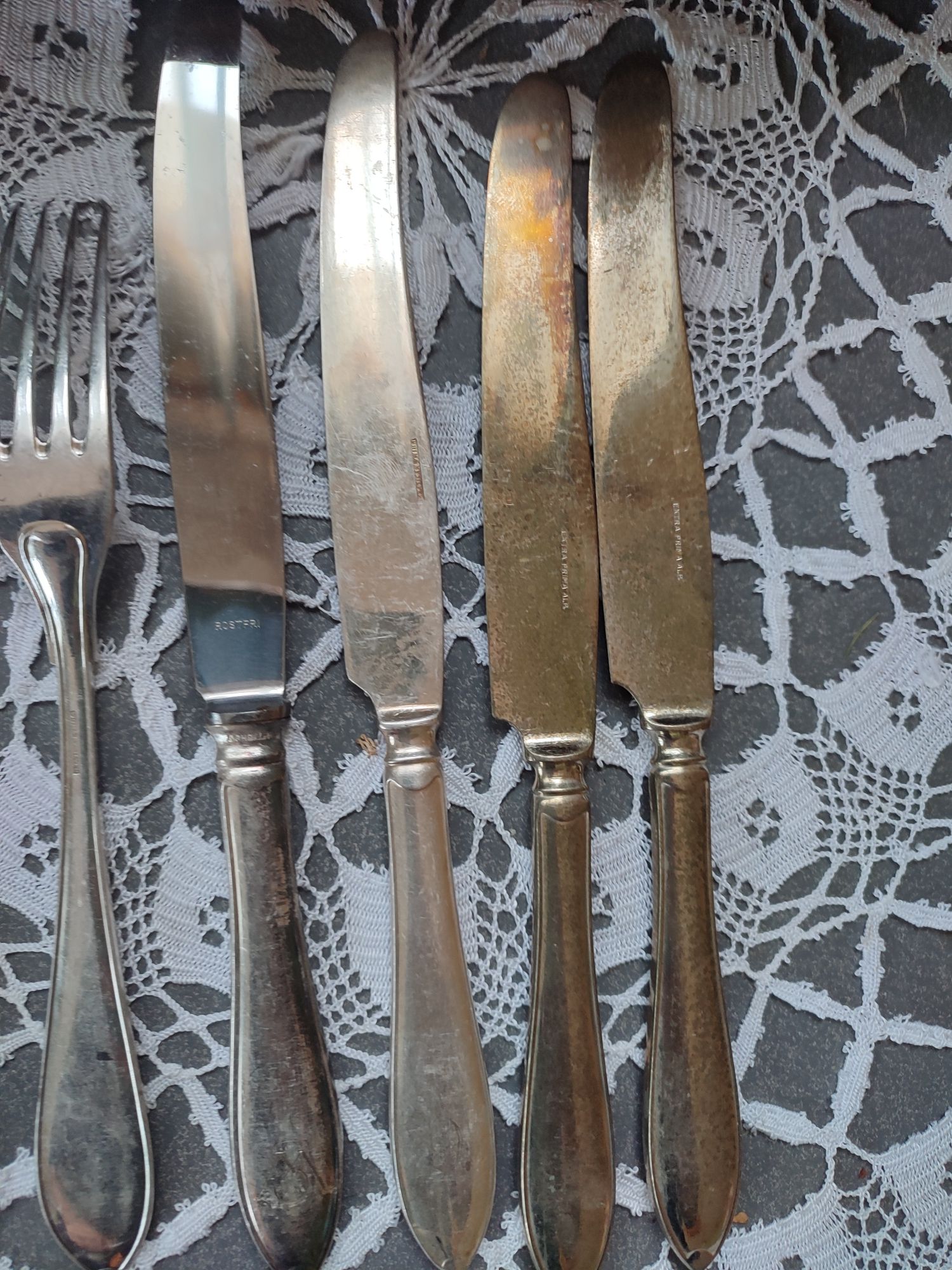 Посребрени вилици и ножове