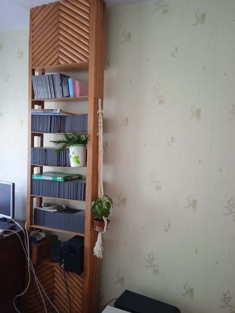 Деревянный стилем ручной работы для зонирования пространства комнаты.