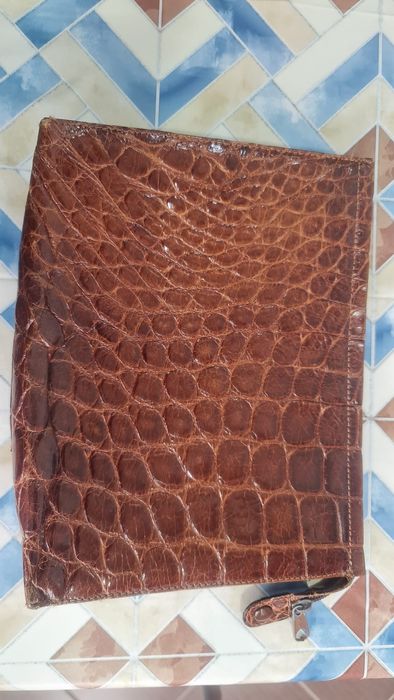 Pentru cunoscători,  Geanta plic Parmigiani Franco