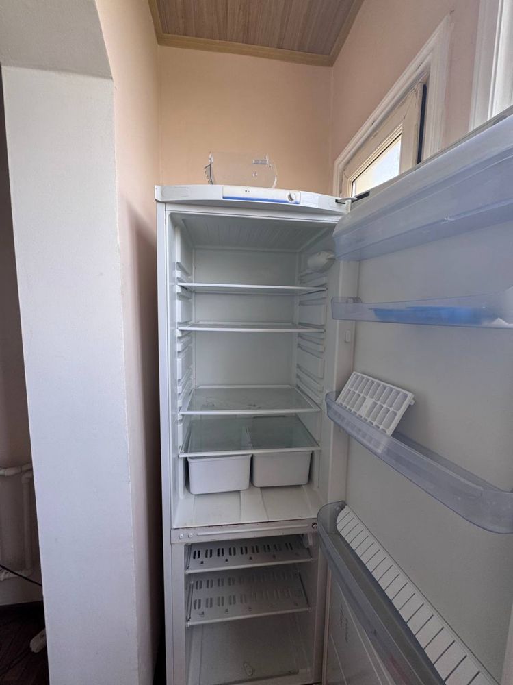Продаю холодильник Indesit
