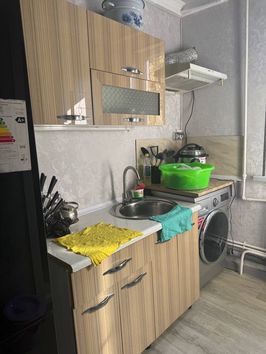 2 х ком квартиру Спутник в деревянном доме новый ремонт. У метро.