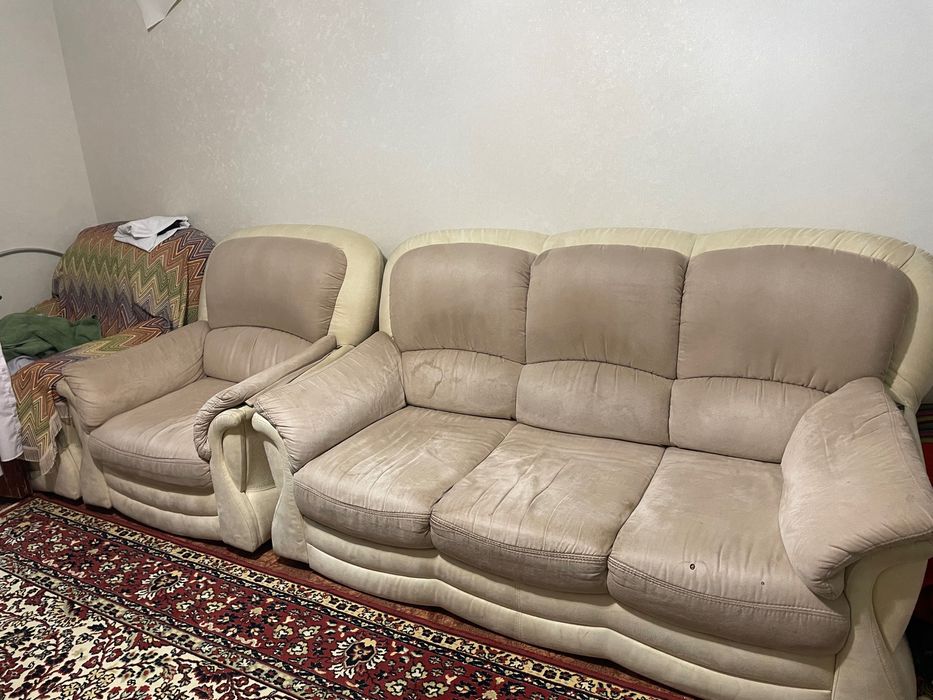 Продам б/у диван и кресло