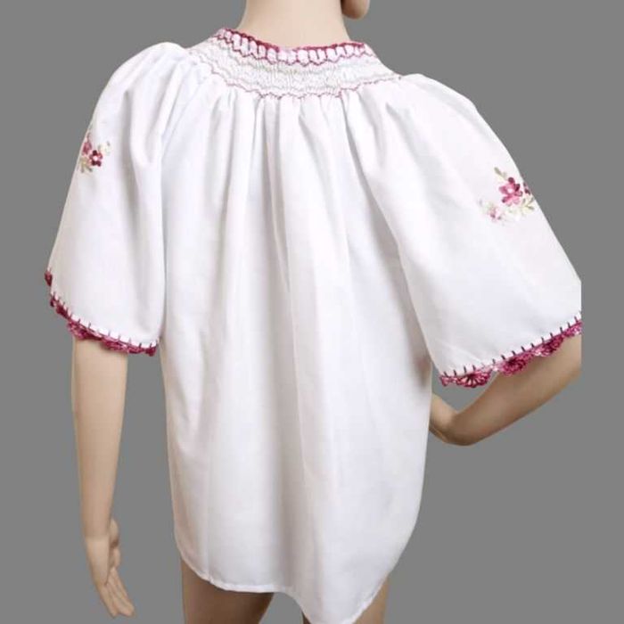 Ie lucrata manual , ie traditionala cusuta de mana masura M