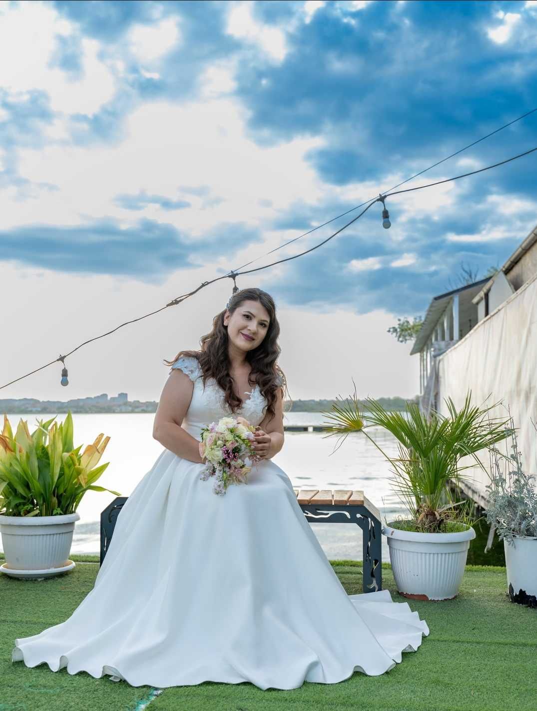Rochie de mireasă din tafta,ivory, in cloș,mărime 40