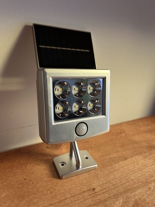 Lampa solara proiector curte cu acumulator  150 lumeni mica noua