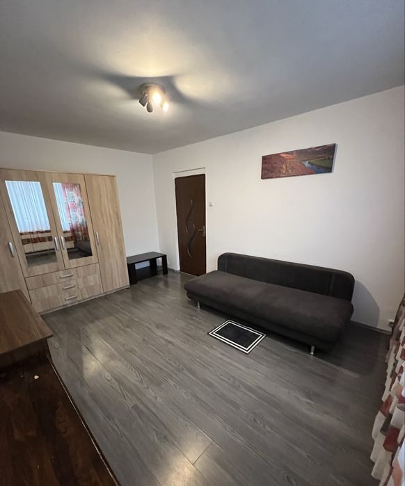 Inchirez garsoniera zona Garii