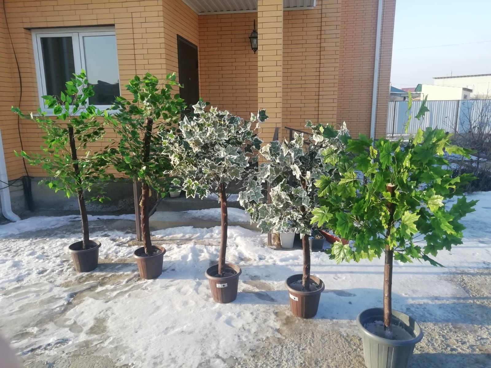 Продается искуственные деревья.