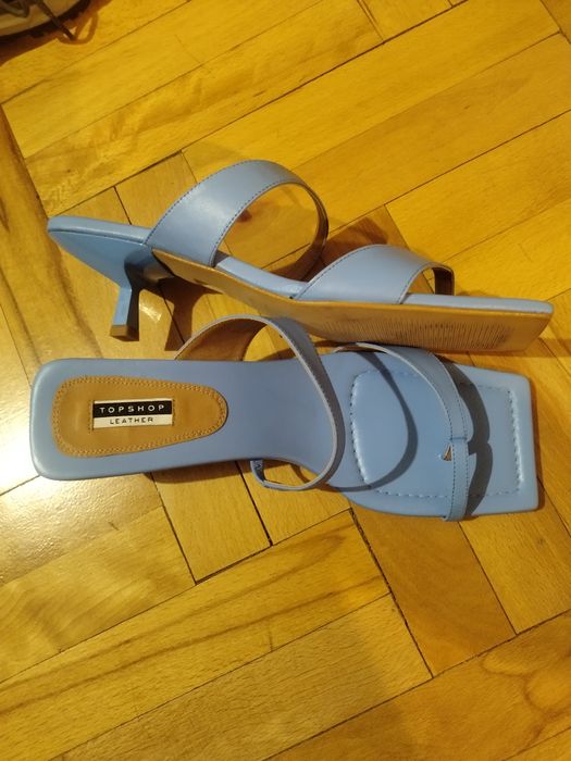 Чисто нови чехли, сандали