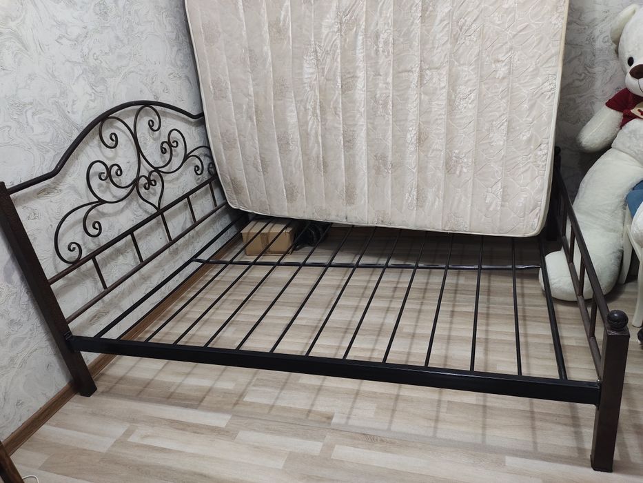 Диван и кровать металическая 200*180