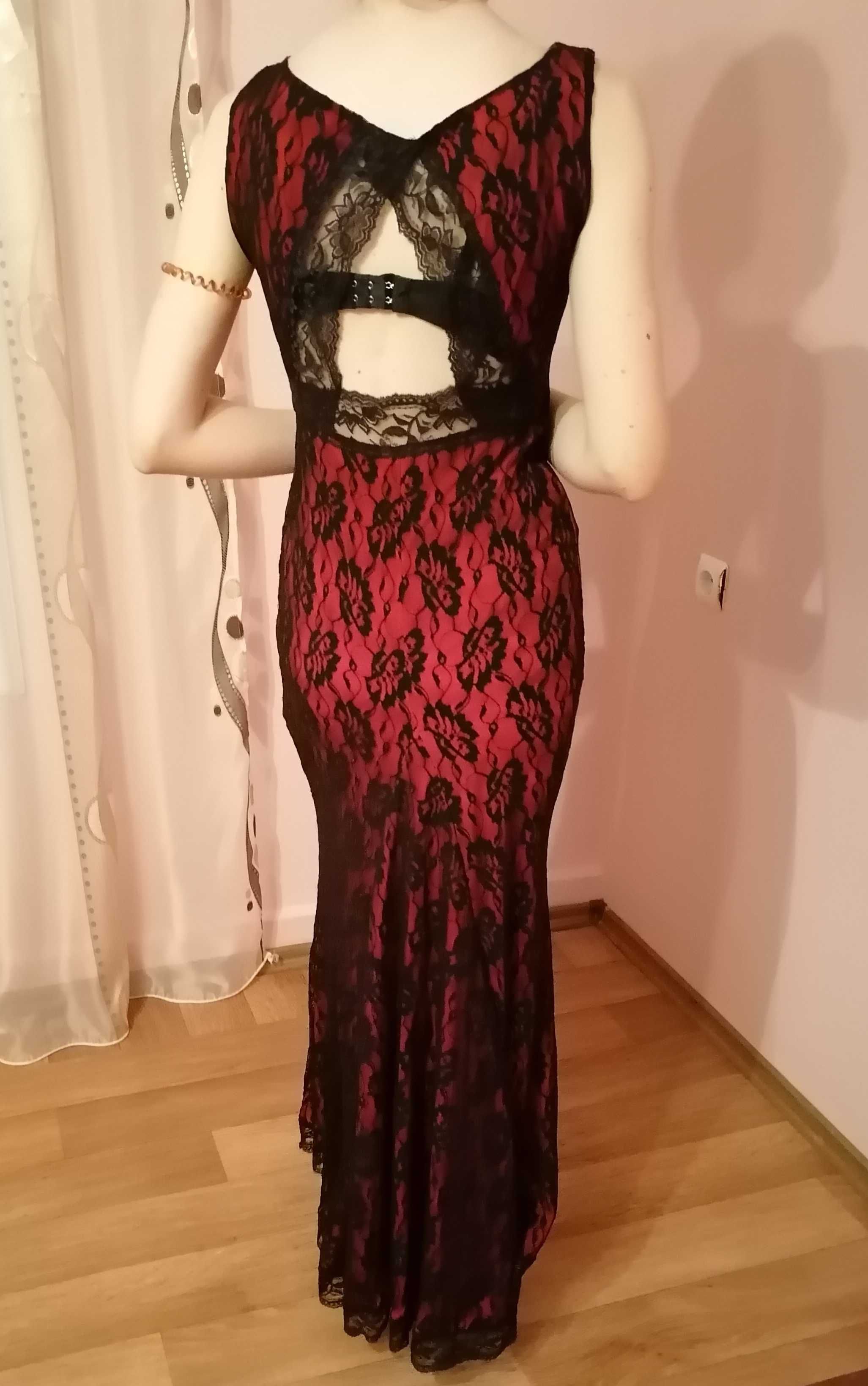 Червена рокля с дантела в черно