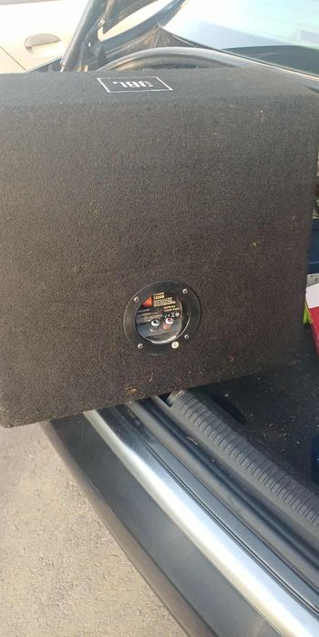 Vând două subufere auto cu tot cu stație stația e nouă și are garație