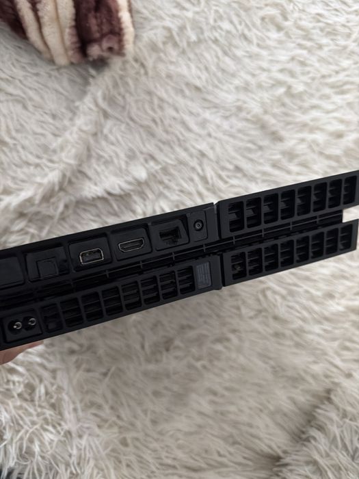 Vand playstation 4 cu 2 contrrolere