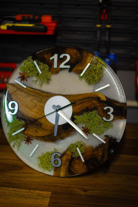 Часовник от епоксидна смола и орехова дървесина , 35 см диаметър.