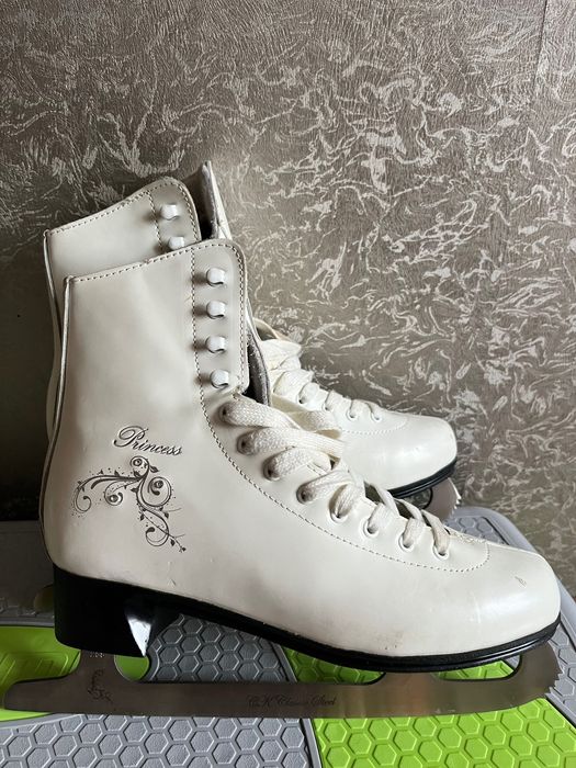 Продам женские фигурные коньки