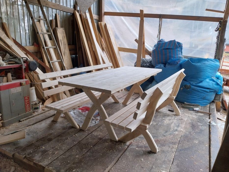 Masa cu bănci diferite dimensiuni