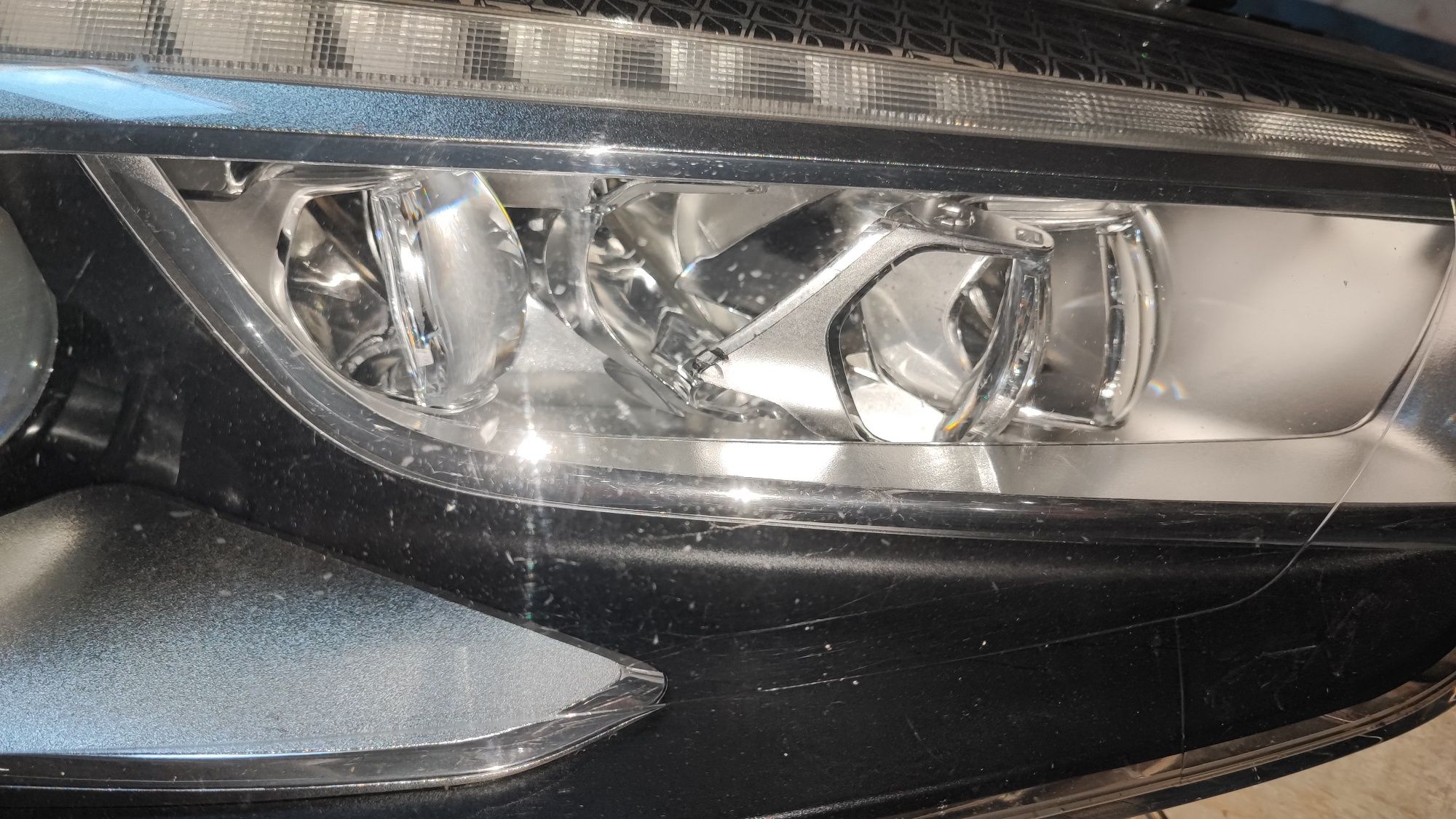 Far Citroen DS 5.   OE 9674384280