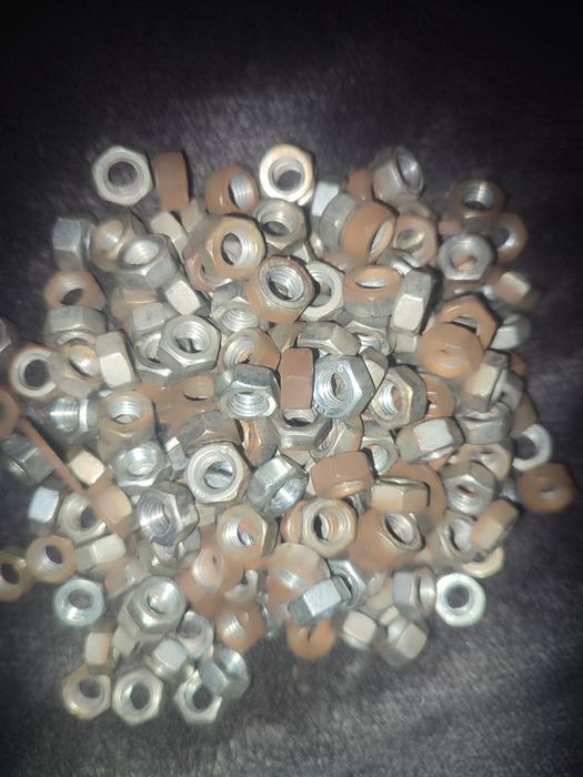 В продаже гайки М10 состояние б/у 300штук