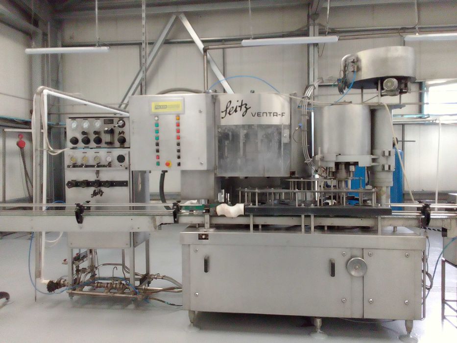 Linie semiautomata imbuteliere la peturi 0,5-2L 1000-2000 BPH