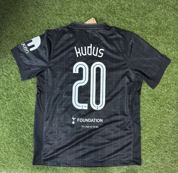 Тениска на Тотнъм 2025/26