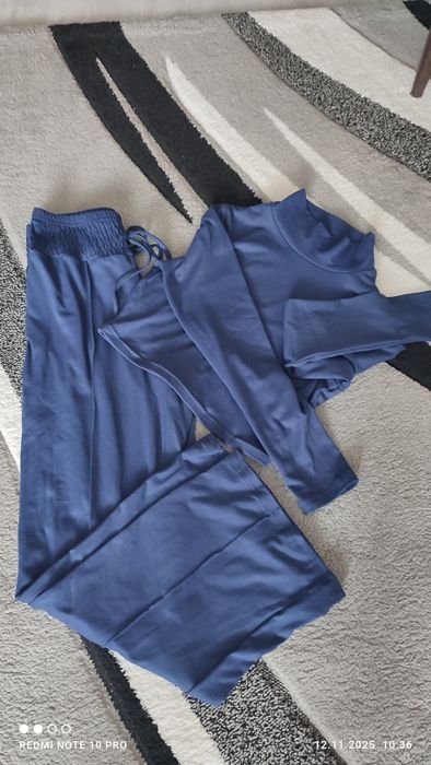 Дамски комплект къса блузка и панталон с широк крачол.тъмно син цвят.