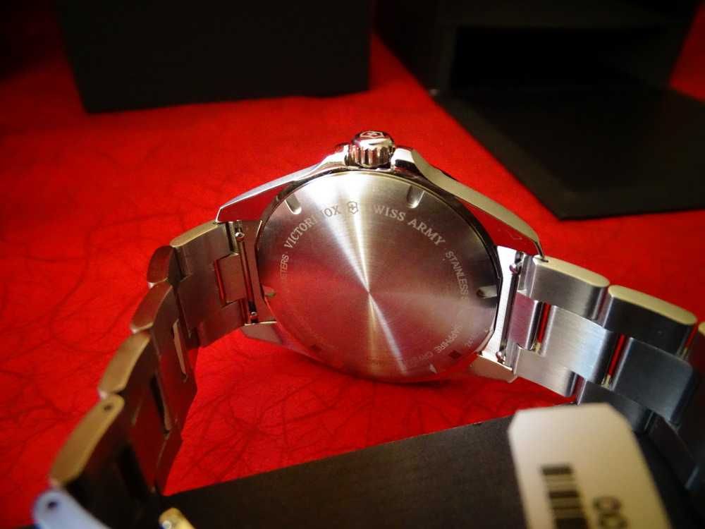 Продавам нов швейцарски часовник Victorinox Swiss Army Fieldforce