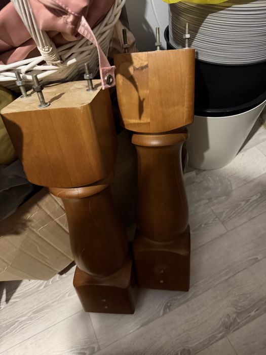 Продам стол резной и шкаф