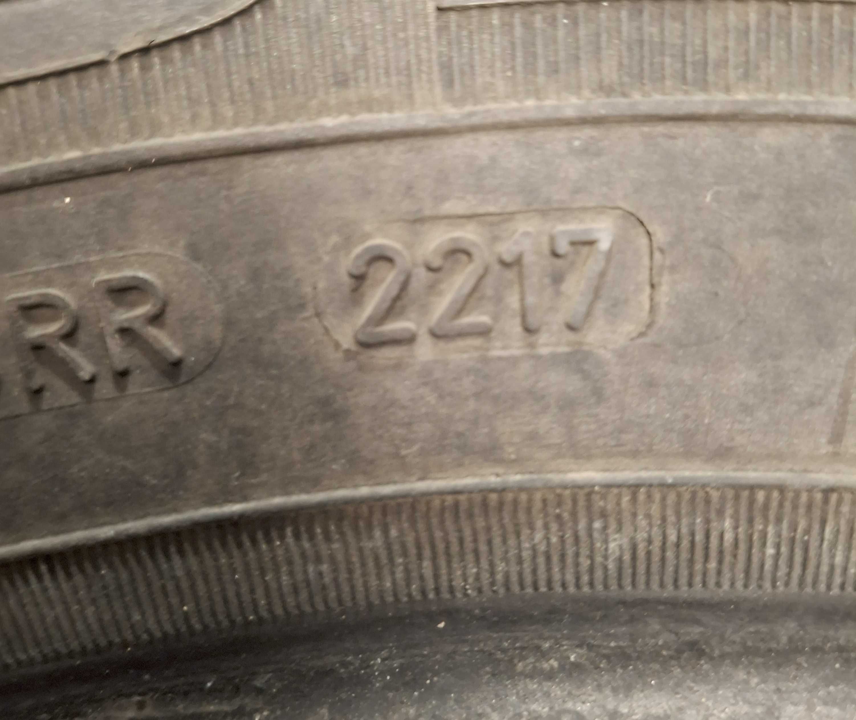 Зимни гуми : 4 бр. 225/50/17 и 3 бр. 175/70 R14