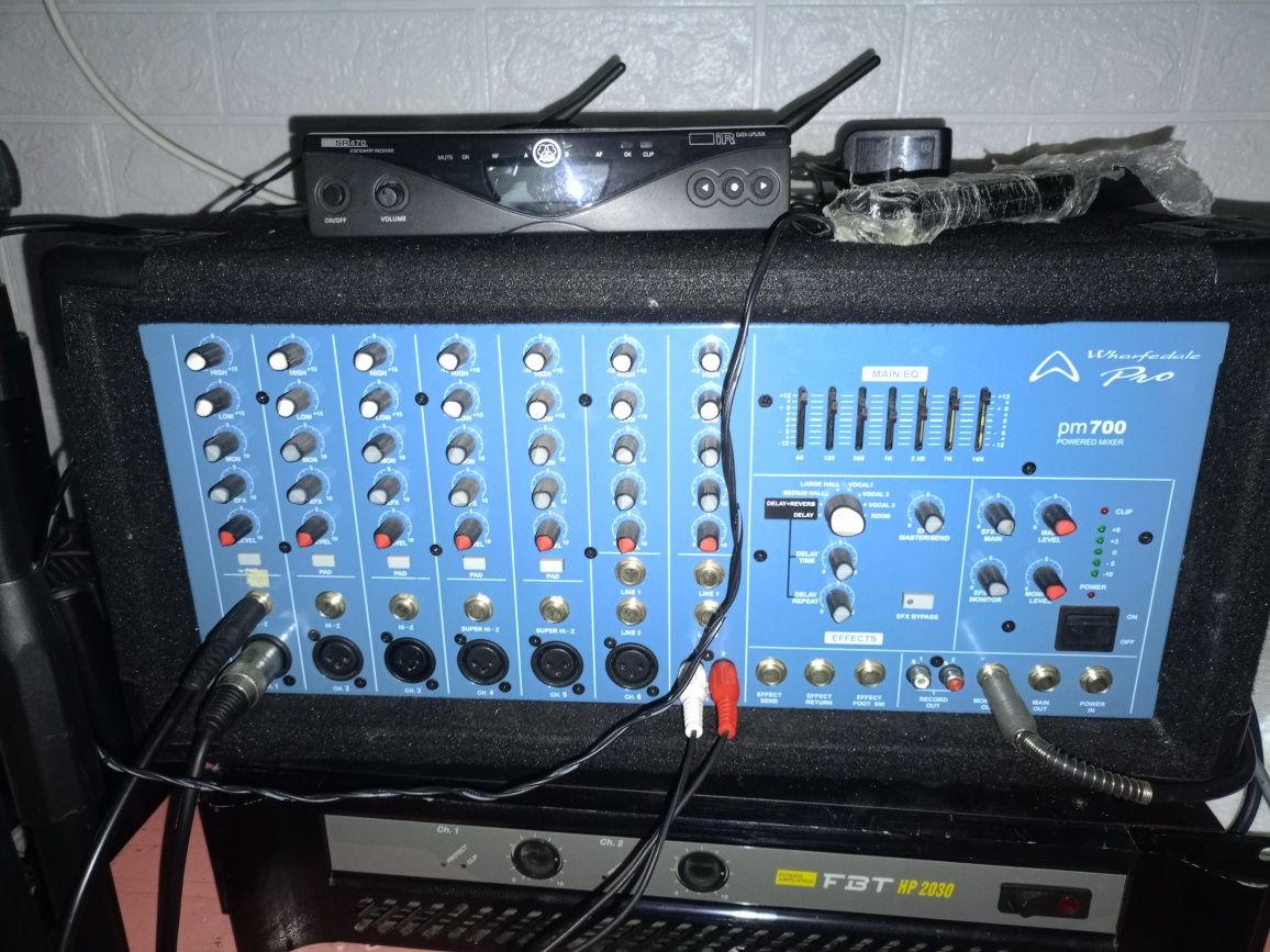 Mixer activ wharfedale 2x300w,cu efecte