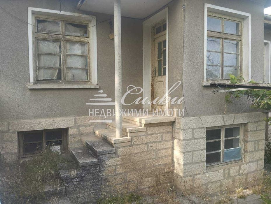 Двуетажна ТУХЛЕНА къща с ДВОР - с. Мадара