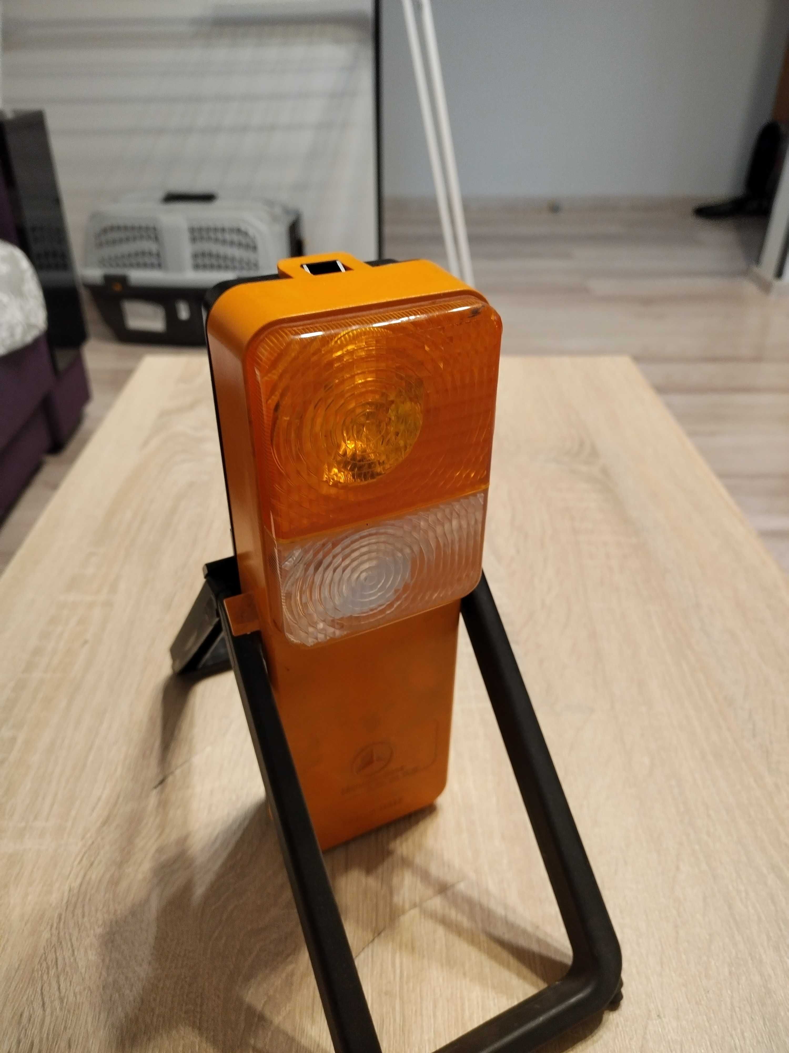 Lanterna auto cu semnal luminos portocaliu intermitent