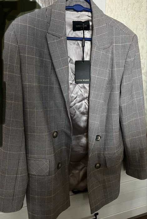 Новый пиджак с этикеткой.