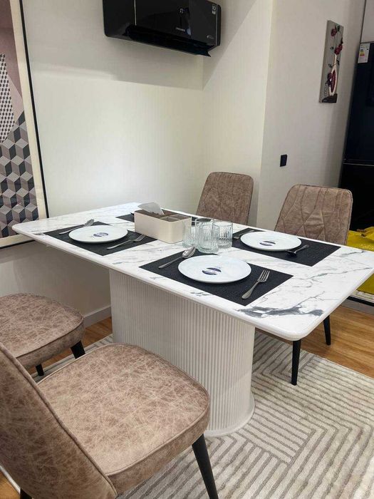 Продается кухонный стол с 4 стульями