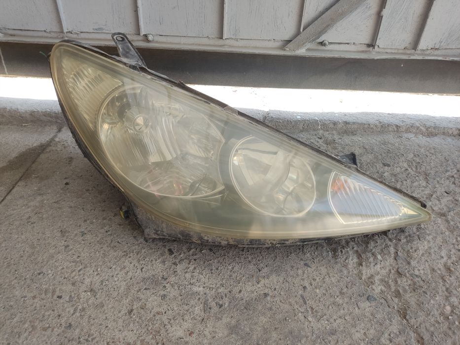 Фара Toyota Estima