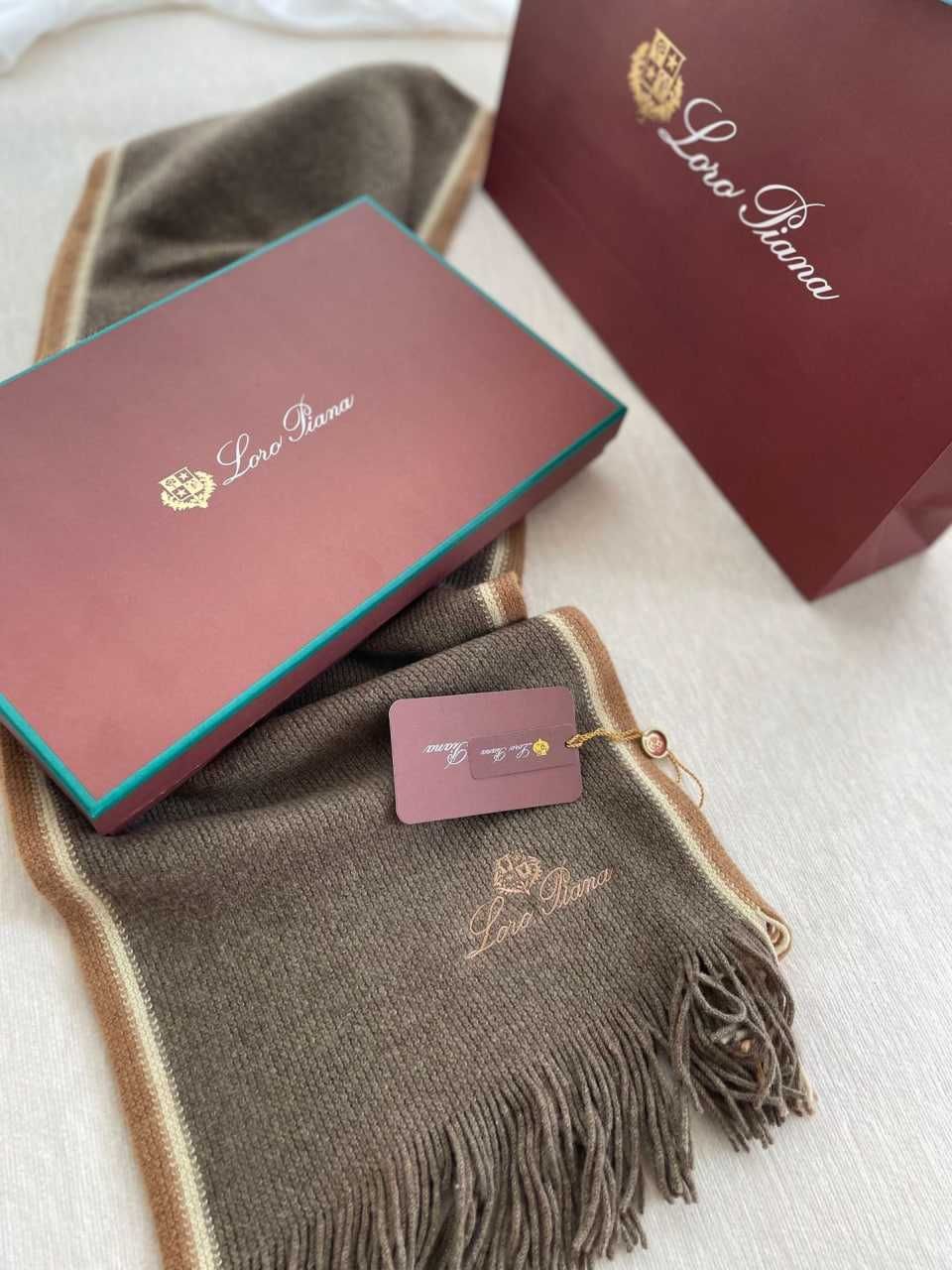 Шарф от бренда Loro piana