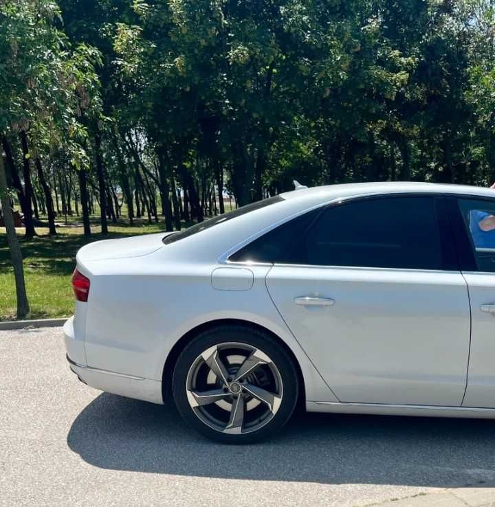 Автомобил Audi A8