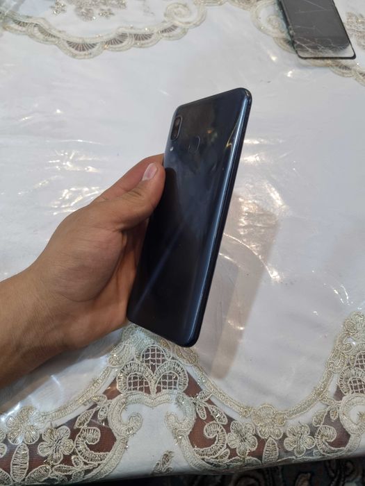 Samsung A 30 4/64 talik karopka dakument bor hammajoyi ishlaydi