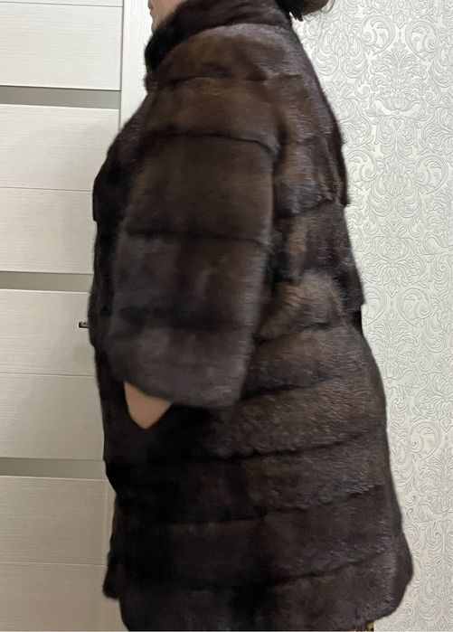 Шуба красивая модель и мех шикарный цвет коричневый носила пару раз