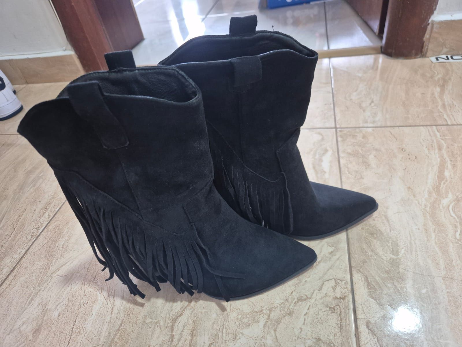 Botine cu toc pătrat.
