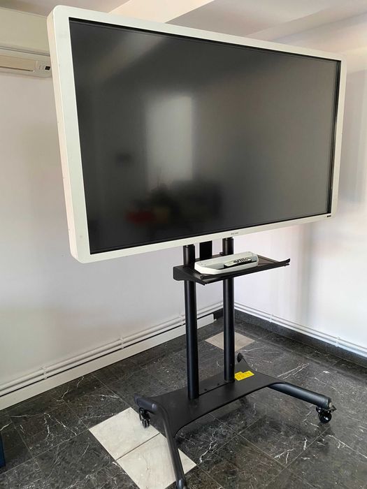 Display interactiv Ricoh D6510, cu suport.