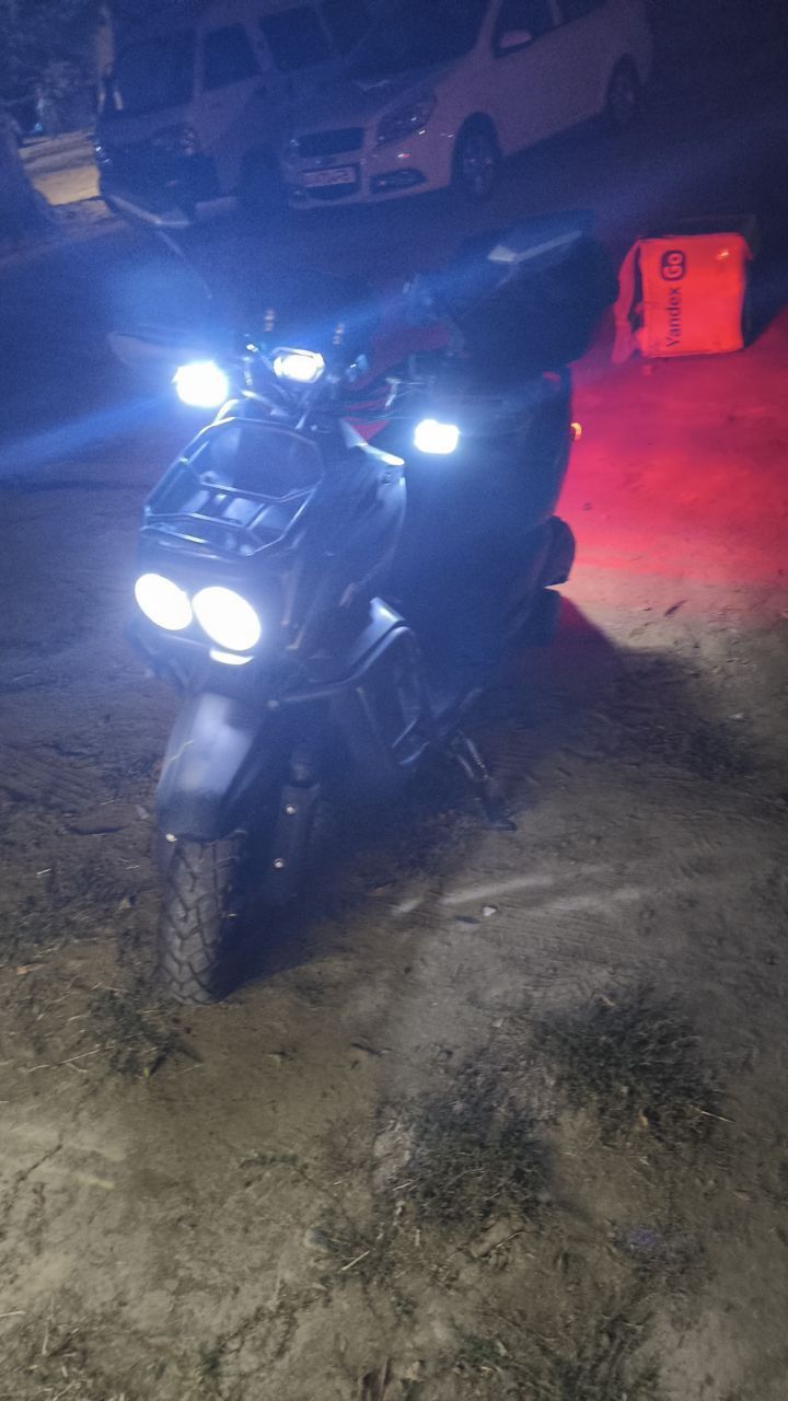 Moped Drongo tank