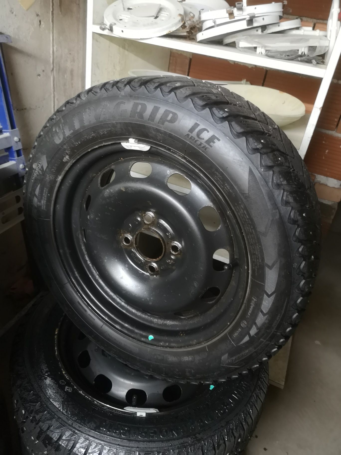 Гуми с шипове+джанти 195/60R15