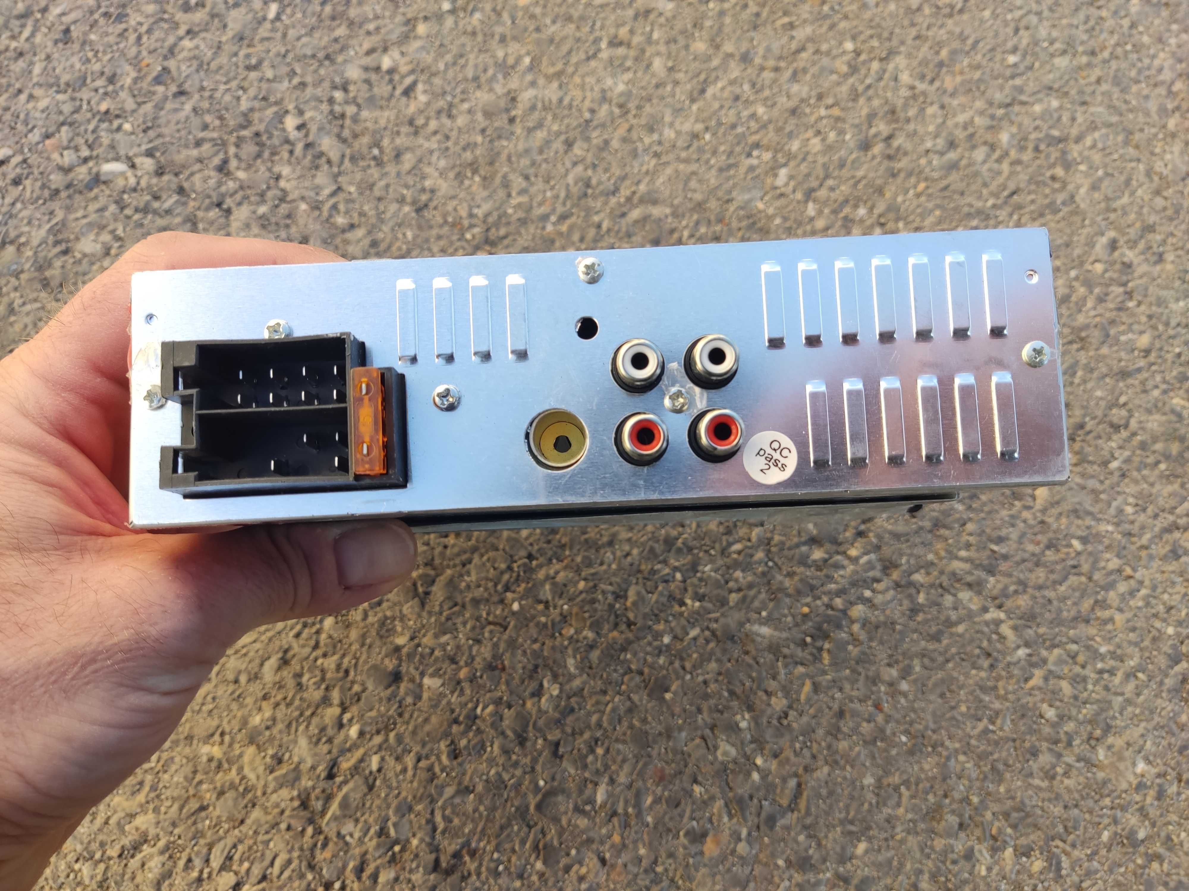 Продавам авто радио Pioneer с USB