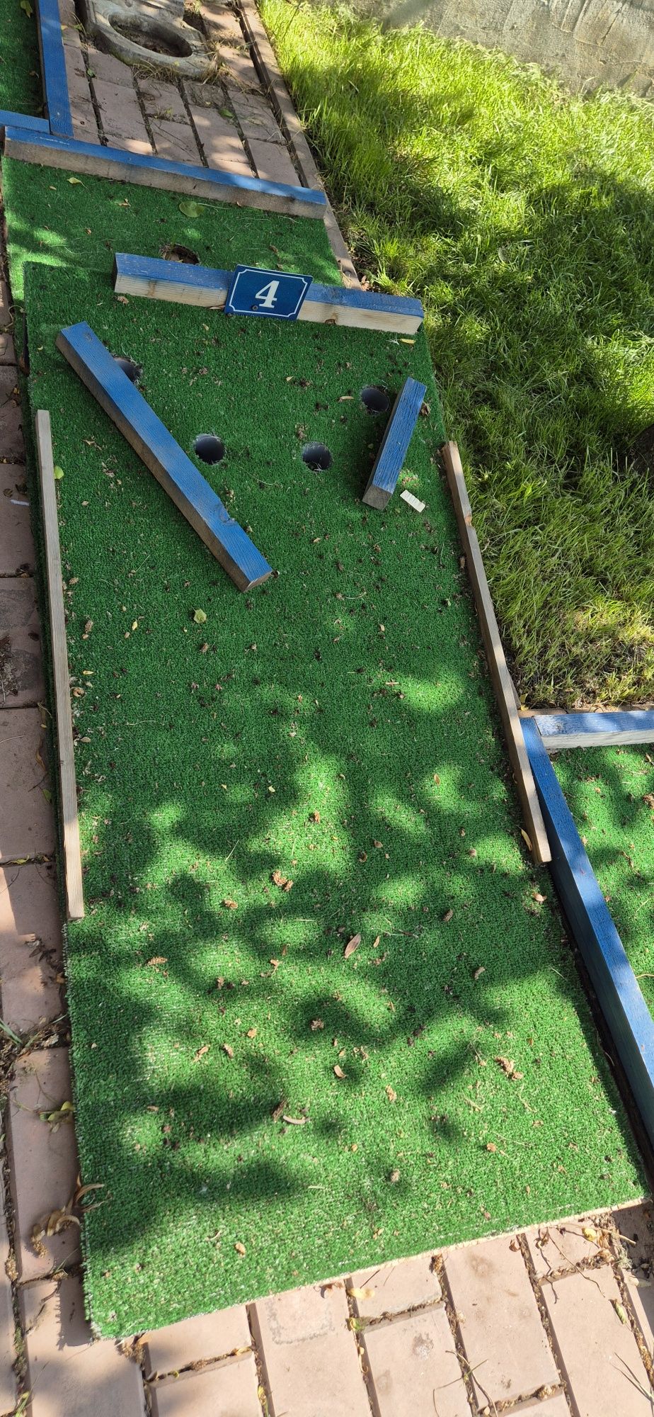 Teren mini golf cu patru trasee.