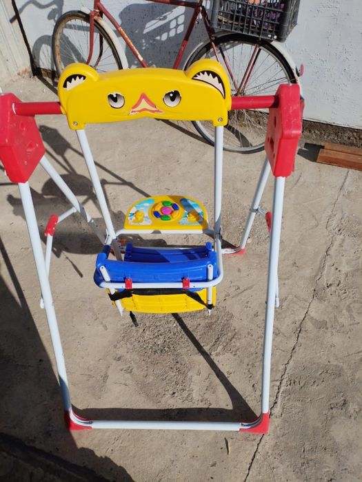 Детская качеля в хорошем состоянии