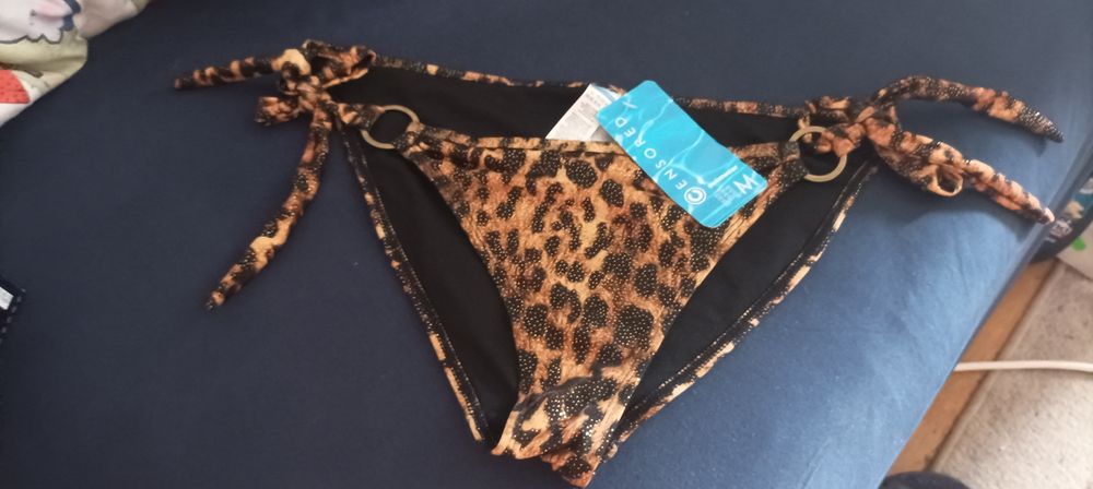 Costum de baie nou cu eticheta