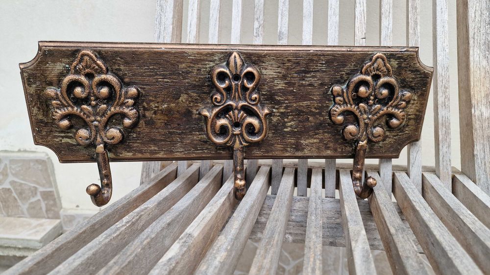 Закачалка– дърво, чугун.