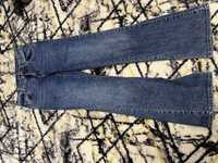 джинсы клеш с разрезом