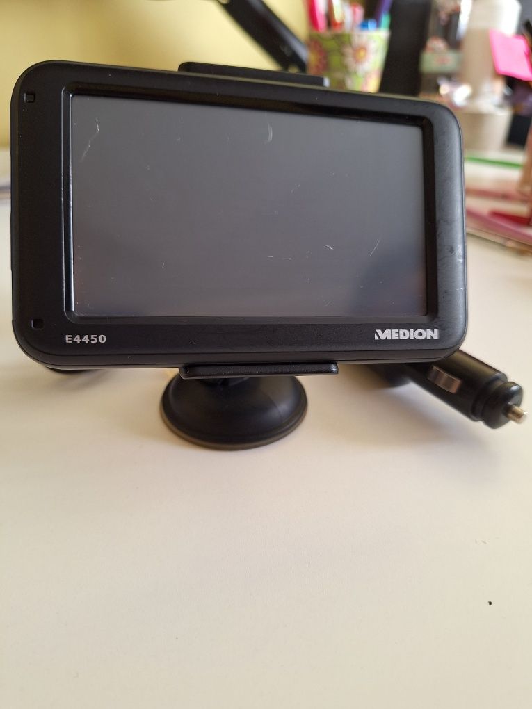 GPS Medion E4450 - Надежден пътен спътник с ясен дисплей